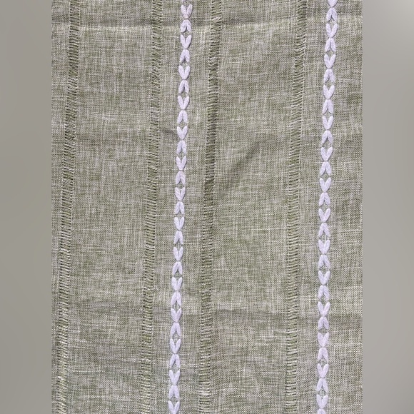 Elegant Green Table Runner - Picture 3 of 7